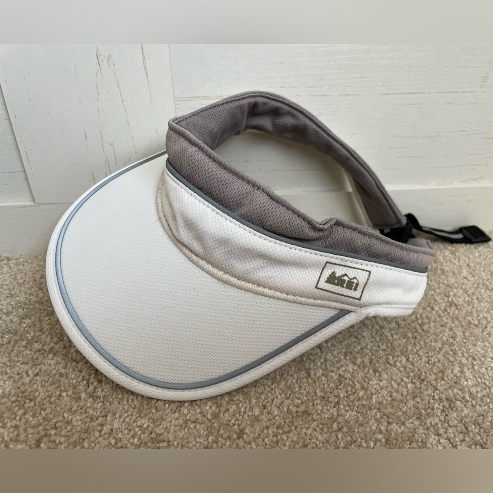 REI Adjustable White and Gray Visor